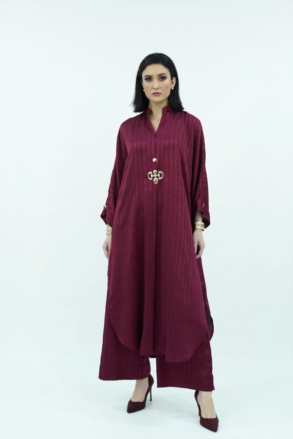 Maroon crepe jacquard 2pc suit. 