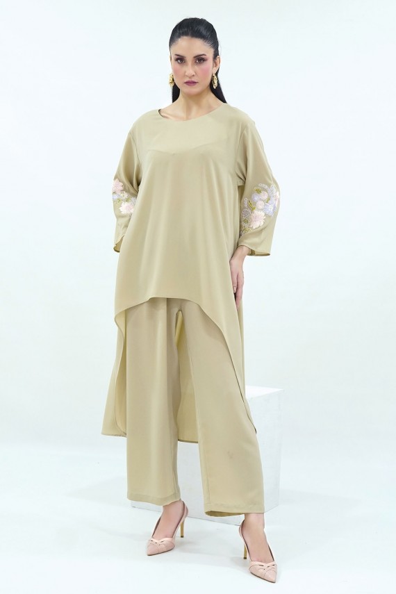 Light green crepe 2pc suit. 
